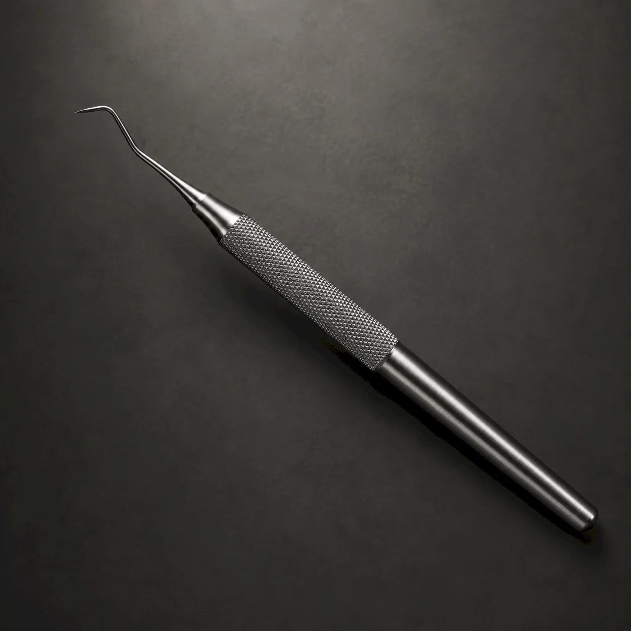 Detalj preciznog dentalnog instrumenta od nehrđajućeg čelika